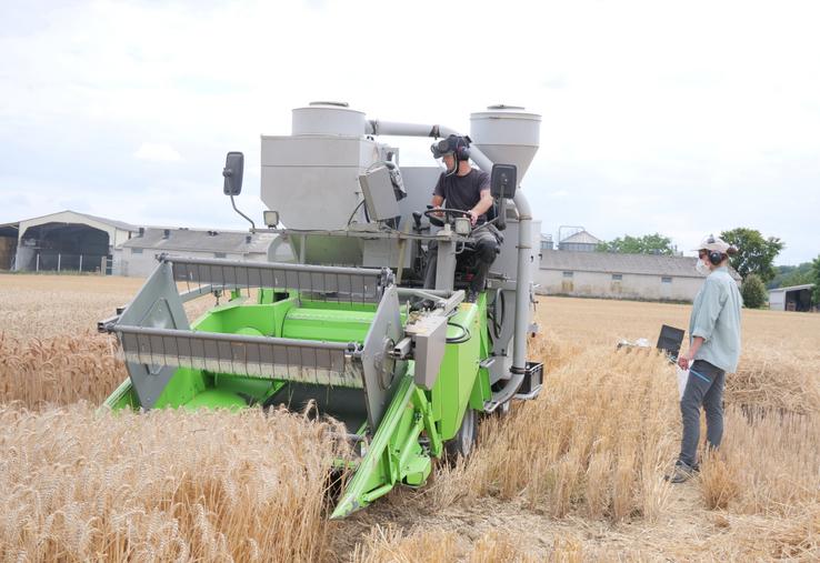Lundi 28 juillet à Mauges-sur-Loire, Céline Boisard récupère les échantillons pendant que son collègue Samuel Guis pilote la machine.