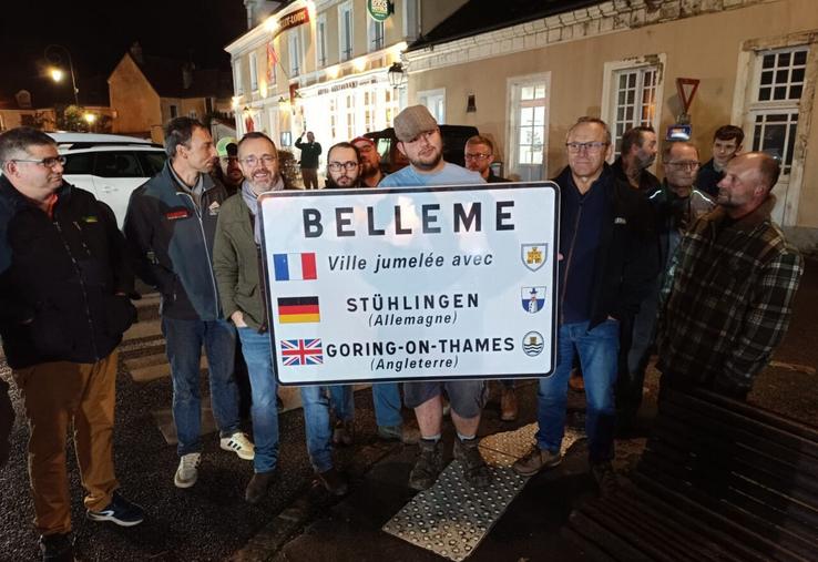 A Bellême dans l'Orne, les FDSEA et les JA ont organisé une manifestation symbolique vendredi, pendant pendant qu'Emmanuel Macron était à Belém, au Brésil.
