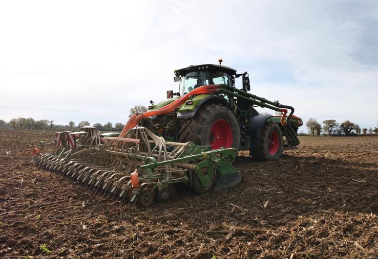 Le semoir de la Cuma des éleveurs du Tremblay était en action jeudi 13 novembre, sur l'exploitation de Yannick Gohier. L'éleveur utilise des semences de ferme pour la féverole d'hiver.