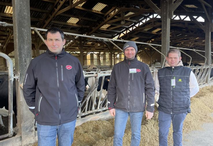 Sébastien Lebastard, Samuel Ricou et Corentin Martin sont associés au sein du Gaec de Vernoux, à Bécon-les-Granits. Ils ont accueilli la journée technique Terrena jeudi 4 décembre. Franck Gaudin a animé l'un des ateliers.