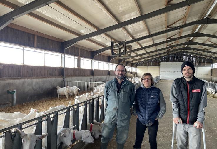 Nicolas, Blandine et Thibaut Augereau dans la chèvrerie construite en 2021.