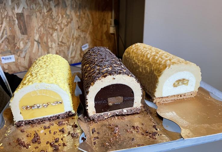 Pour les fêtes, l'artisan glacier, qui s'est aussi formé à la pâtisserie, prépare un assortiment de trois bûches : à base de sorbet passion, de chocolat noir et cacahuète, et tatin. Gelati Ghizzoni est présent sur Facebook et Instagram. 