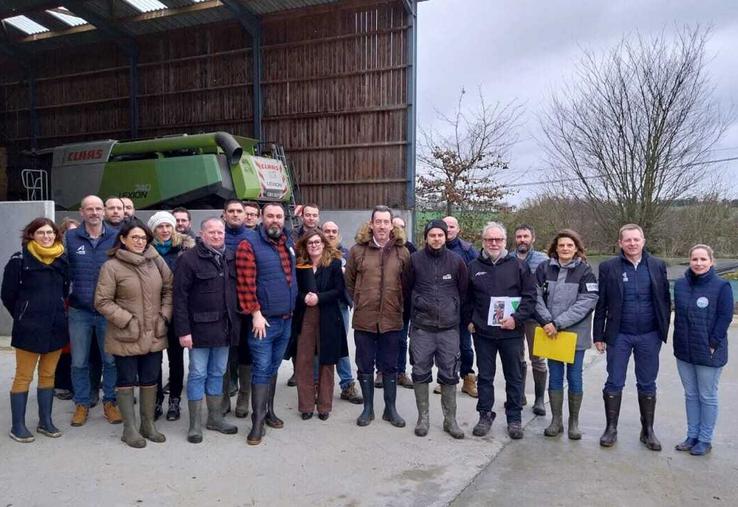 Les représentants de la FRSEA Pays de la Loire et des Jeunes Agriculteurs ont rencontré le préfet de Région le 26 janvier, à l'occasion d'une visite de l'EARL de la Touche, à Longuenée-en-Anjou, pour aborder la question sensible du classement des zones humides. 