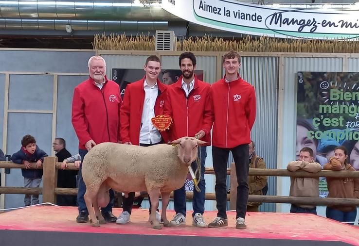 En Rouge de l'Ouest, le Gaec Charbonnier (Montilliers) remporte le 1er prix de section en antenais.