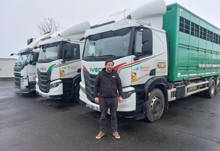 Édouard Berg devant la nouvelle flotte de camions.