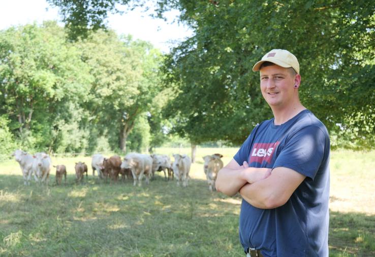 François Becquet conduit un double troupeau de cervidés (35 mères) et de bovins à l'engraissement (110 animaux à l'herbe ) sur une SAU de 90 ha. Il emploie six salariés pour la transformation au labo et la commercialisation de la viande sur l'exploitation et les marchés de producteurs de Verrières-en-Anjou et la ferme angevine. 