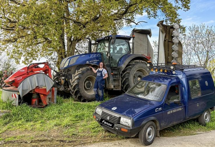 Fanny Sieffert a peint son C15 aux couleurs de sa marque de tracteur préférée. 