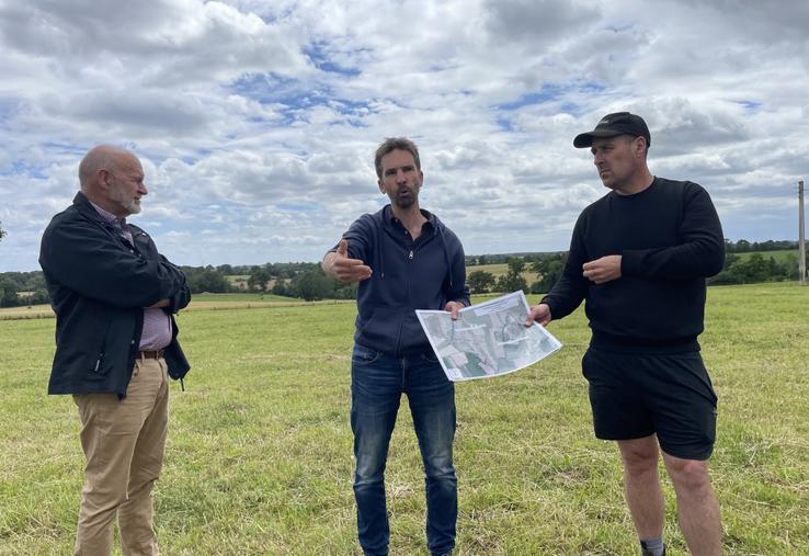 Joël Roncin, président du syndicat de bassin de l'Oudon, Samuel Legrais, de l'association Sylvagraire, et Aurélien Gernigon.