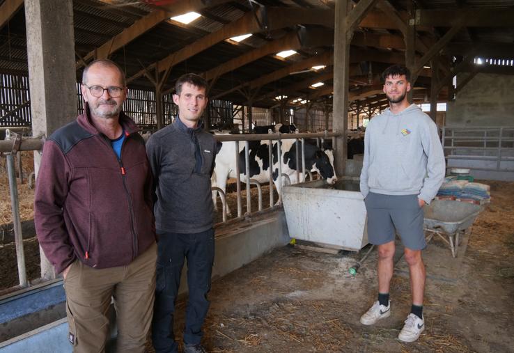 Les éleveurs Pierre-Yves et Baptiste Jamin et leur salarié, Mathieu. Ils ouvraient les portes de leur exploitation le 4 juin, dans le cadre d'une journée de formation Velbio organisée par la Chambre d'agriculture.