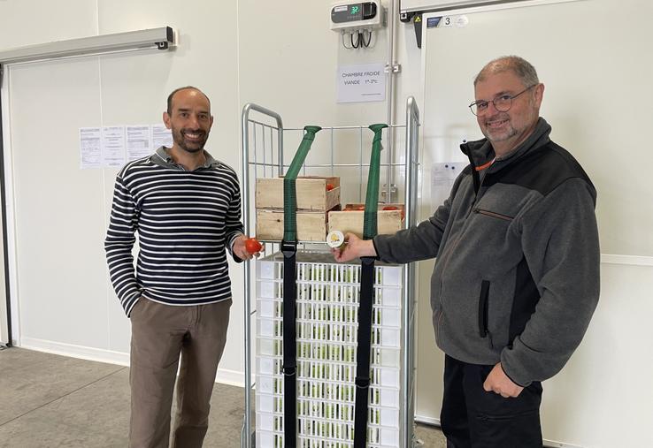 Antoine Rondeau, conseiller territorial alimentation à la Chambre d'agriculture Pays de la Loire et Christophe Daudin, directeur de la plateforme. En haut à droite, l'équipe de la plateforme et en bas, une vue sur les chambres froides. 