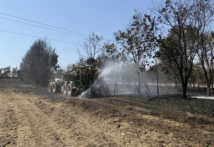 Lundi 13 juillet, alors que le feu était maîtrisé, une quinzaine d'agriculteurs sont à nouveau passés avec des tonnes à eau en bordure de routes et de haies.