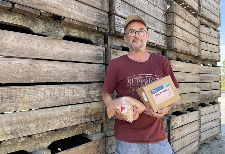 David, Barou, associé du Verger du Pré Ferron à Chemillé en Anjou (Melay), et son bib de purée de pommes. 