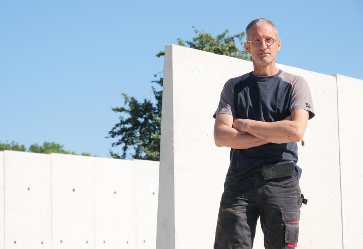 Des nouveaux silos et une nouvelle plateforme ont été construits sur l'exploitation cet été. Les caissons de fumier partent plusieurs fois par semaine vers l'unité de méthanisation.