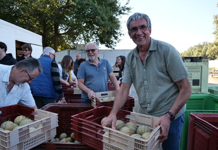 Laurent Lelore, président de Solaal Pays de la Loire, et derrière lui François Beaupère, trésorier, lors d'une matinée des partenaires au Jardin de cocagne angevin, à Saint-Barthélémy d'Anjou, le 25 septembre.