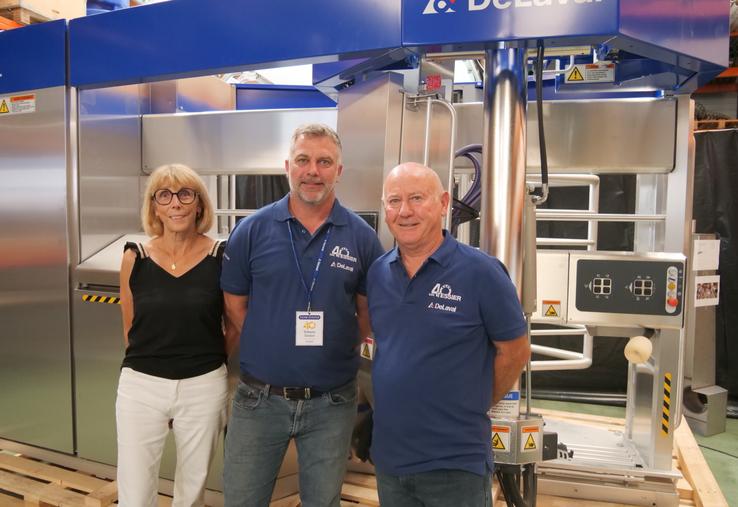 Yohann Tessier, gérant, entouré de ses parents Régine et Henri-Paul, devant un robot DeLaval dernière génération.