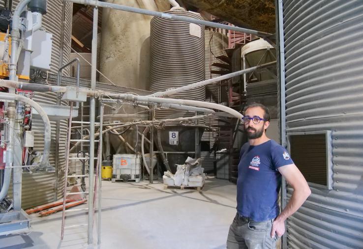 Benjamin Montailler dans la fabrique d'aliments à la ferme.