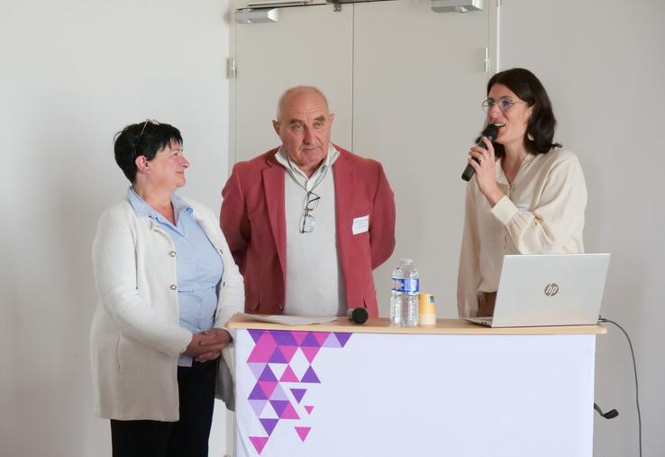 Gaëlle Coste a rappelé que l'engagement de son mari, Jean-Claude, était un "engagement familial". Au micro, Delphine Aubriot.