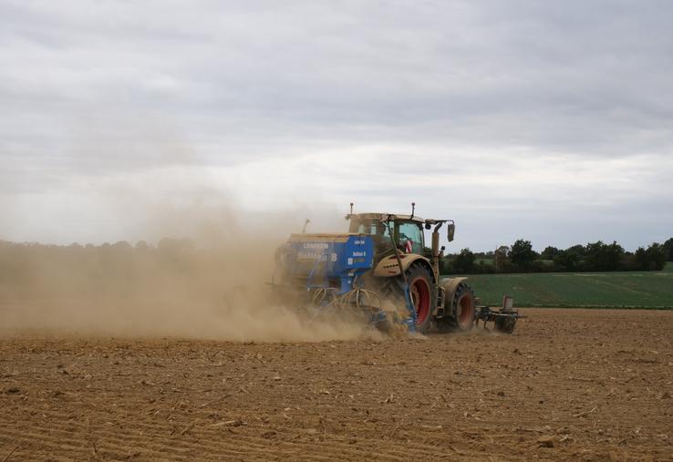 Semis de couverts au Gaec des Flées, à Segré-en-Anjou Bleu (La Ferrière de Flée), le 30 septembre.