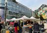 Ambiance conviviale sur le marché des Jeunes Agriculteurs samedi 14 décembre à Angers : un stand riche en couleurs et en saveurs, véritable vitrine du savoir-faire local.