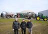 Anthony Germond, trésorier de la Cuma Biolys ; Alexis Leroy, salarié, et Jérémy Boutin, devant le matériel de la Cuma, l'automoteur d'épandage Holmer et la tonne.