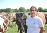 Flavie Brin parmi le troupeau de vaches laitières, où des croisements sont pratiqués entre les races prim'holstein, rouge norvégienne, simmental et fleckvieh austria. "Je crois que je me serais ennuyée avec un troupeau d'une seule couleur", plaisante la jeune éleveuse. 