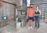 Julien et Audrey Hamelin ont investi dans une laveuse pour laver et réutiliser leurs bouteilles.