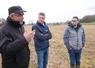 Jean-Marie Rousteau et David Métivier, agriculteurs engagés dans l'agriculture de régénération et Gabriel Rousseau, technicien-conseil Terrena, sur l'exploitation de Jean-Marie Rousteau. 