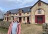 Jacqueline Cottier devant le hameau du bois, soit un ensemble de six appartements créés dans une ancienne stabulation.