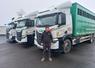 Édouard Berg devant la nouvelle flotte de camions.