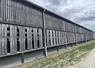 Pour aérer les bâtiments vaches laitières et taries, des planches de bardage ont été retirées.