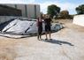 Clément Lebaux, jeune installé à Chemillé-en-Anjou (Saint-Georges des Gardes) et sa compagne Manon Bretaudeau, salariée, devant un maigre silo d'ensilage de 7 tonnes, alors que cet espace devrait être rempli aux trois quarts. 