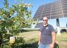 Albert Augereau, arboriculteur à Chemillé en Anjou, a fait installer des trackers solaires il y a 3 ans.