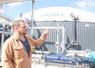 Jean-Pierre Louis, président de la SAS Noyant Bio énergie, devant l'un des pré-digesteurs.