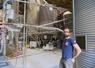 Benjamin Montailler dans la fabrique d'aliments à la ferme.