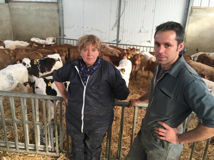 Stéphanie Depuydt, technicienne de Bovins qualité Bretagne et Benoit Perdrieau, qui gère l’atelier veaux à l’EARL de l’Arcison. Les veaux représentent un tiers du chiffre d’affaires de cette exploitation de polyculture-élevage.