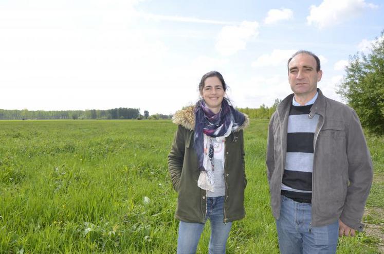 Aloïs Artaux, de la Chambre d’agriculture et Dominique Lebrun, adhérent de la Cuma des Cinq Routes. En haut, le râle du genêt, espèce protégée qui niche dans les prés des Basses vallées angevines. « Le projet Résolutions est le fruit d’un partenariat entre les agriculteurs, la Chambre d’agriculture, la Ligue de protection des oiseaux », explique Dominique Lebrun, soulignant la dimension « collective » du projet.