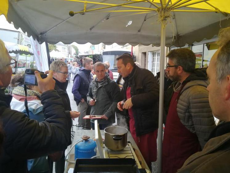 Les éleveurs du Candéen et du Pouancéen n’ont pas manqué d’échanger à bâtons rompus avec la journaliste de l’émission Envoyé spécial, élise Lucet, présente sur le marché de Candé lundi.