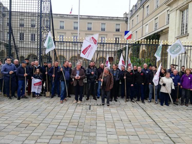 Devant les grilles de la Préfecture, fourches et bêches à la main pour symboliser la révolte paysanne.