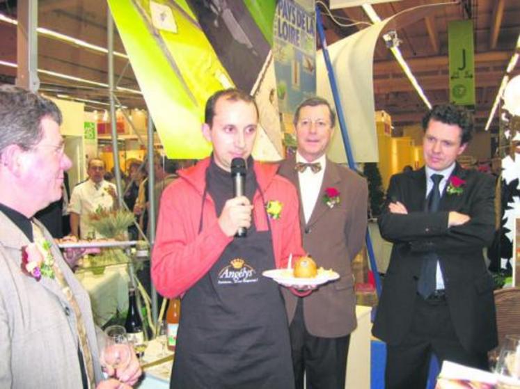 Sur le stand des Pays de la Loire en 2006, le Maine-et-Loire proposait aux visiteurs une dégustation de la poire Angélys.