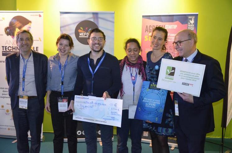Lors de la remise des prix Agreen Startup au SIval, jeudi 17 janvier à Angers. Clément Réveillé se trouve au centre de la photo.