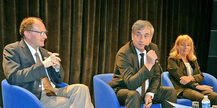 Au congrès de Coop de France pôle animal, le 27 juin à Angers : André Barlier, de FranceAgrimer, Alain Berger, délégué interministériel à l’agroalimentaire et l’agro-industrie, Evelyne Soum, de l’agence Ailleurs-Exactement. 