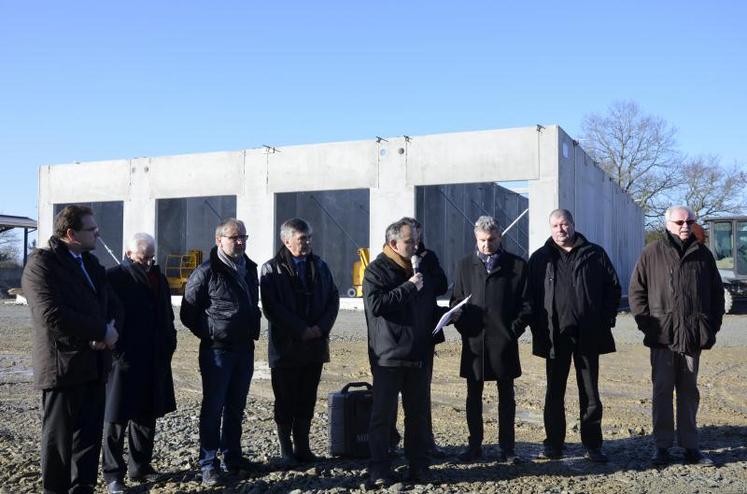 L'éleveur laitier Jean-Laurent Jubin (au micro) préside la nouvelle SAS Saint Georges Méthagri. En arrière-plan, le digesteur en construction.