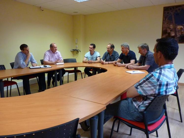 Une délégation d’agriculteurs a rencontré le directeur du magasin 
d’Angers pour appeler à plus de retenue dans les multiples provocations du PDG de Leclerc.