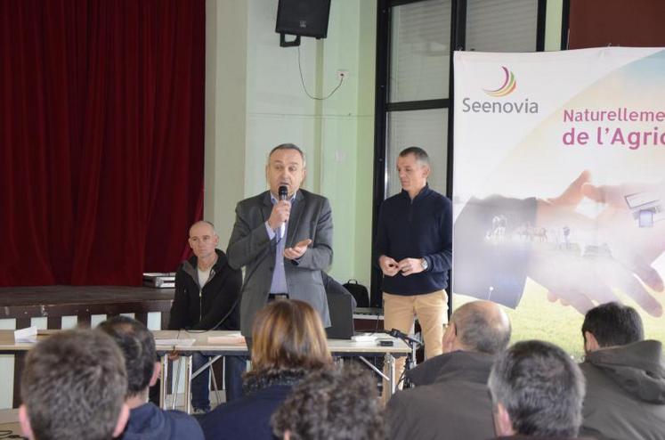 Patrice Dougé (au centre), directeur général de Seenovia, lors de la journée technique consacrée à l’optimisation des ressources en protéines des troupeaux laitiers, mardi à Neuvy-en-Mauges.