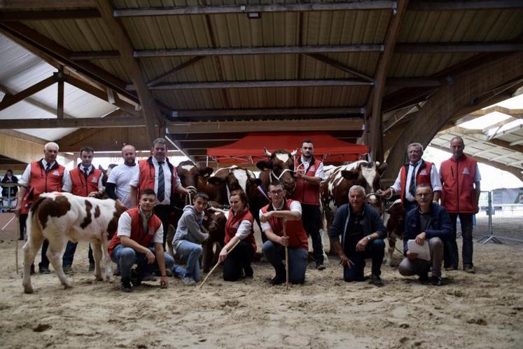 Les éleveurs angevins devant le lot d’animaux qui a remporté le challenge interdépartemental.