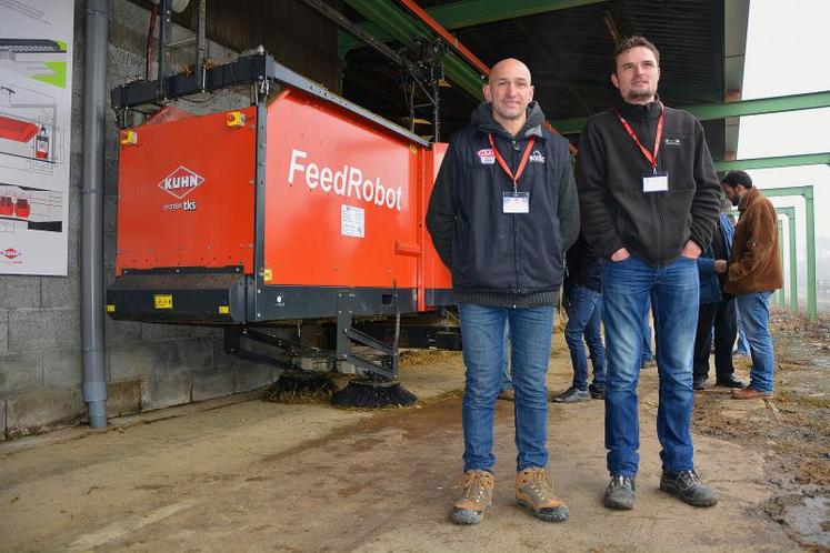 Sur l'exploitation de Jean-Yves et Stéphane Barbot, c'est le chariot suspendu FeedRobot de l'automate Kuhn qui se charge de l'alimentation.