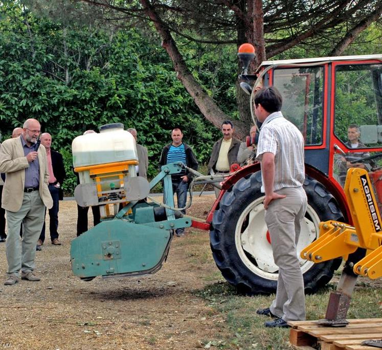 La détection par rayons des taches d’herbe sous le cavaillon, présentée par Patrice Laurendeau, viticulteur et Guillaume Castaldi, de l’ATV 49. Ce matériel permet d’économiser 80 % d’herbicides.