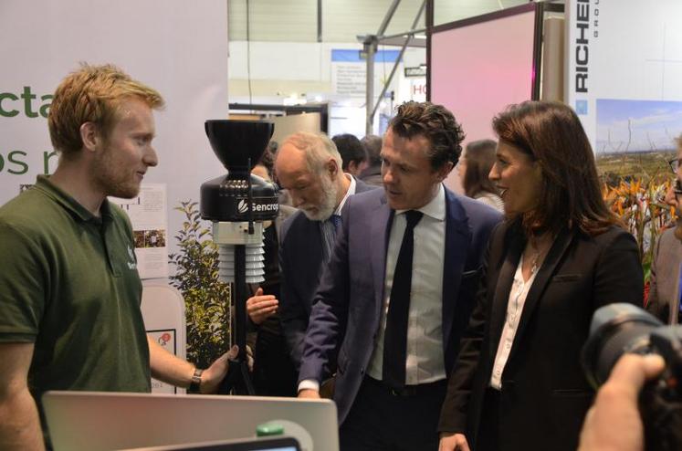 La délégation officielle sur le stand de la société Sencrop, mardi au SIval.