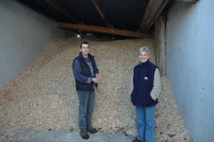 Bertrand et Thérèse Delanoë devant le silo à bois du bâtiment qu’ils ont construit quand Bertrand s’est installé en 2001.