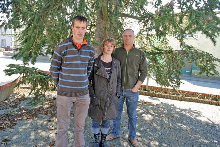 Maxime, Christine et Philippe Charbonnier, qui participent à Festi Élevage, ont accueilli les éleveurs de prim’ holstein en assemblée générale à La Salle-de- Vihiers.